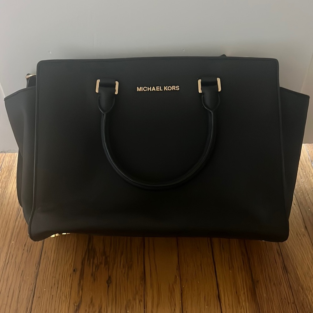 MICHAEL KORS | Black Selma Crossbody Handbag, Medium Size